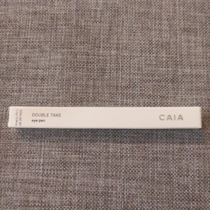 CAIA Double Take Eye Pen TO PM - Fick denna i caias julkalender men säljer den då jag inte kommer använda den. Produkten ligger i obruten förpackning, på ena sidan är det en tjockare penna i guld färg och på andra sidan är det en smalare penna i svart färg. Produkten är limiterad och finns bara i årets julkalender (2025) från caia.