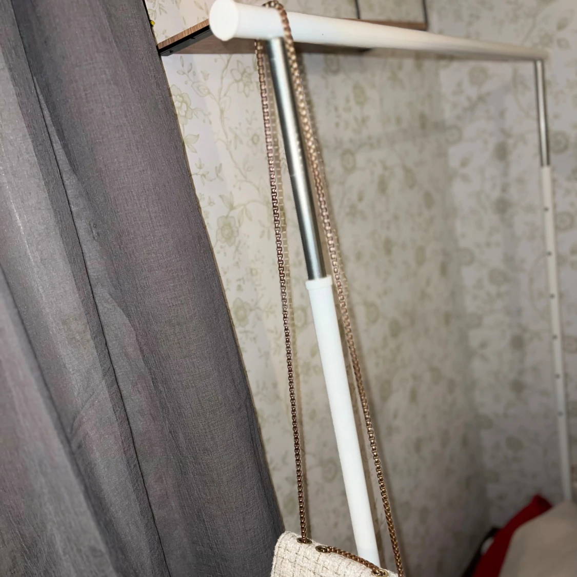 Guldig axelväska i tweed med kedja - 1