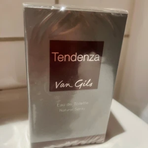 Van Gils-parfym (Rare) - Tendenza for men. En mycket sällsynt Van Gils-doft för. Oöppnad med plasten kvar. Original med batch-nummer på kartongen. Köpt 2009, finns ej längre att köpa längre.