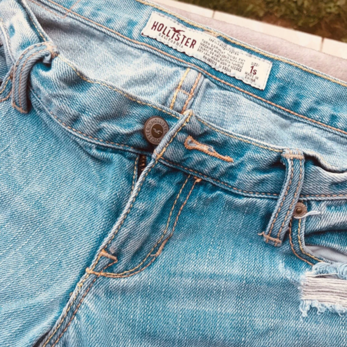 Lågmidjade slitna jeans från Hollister - 3