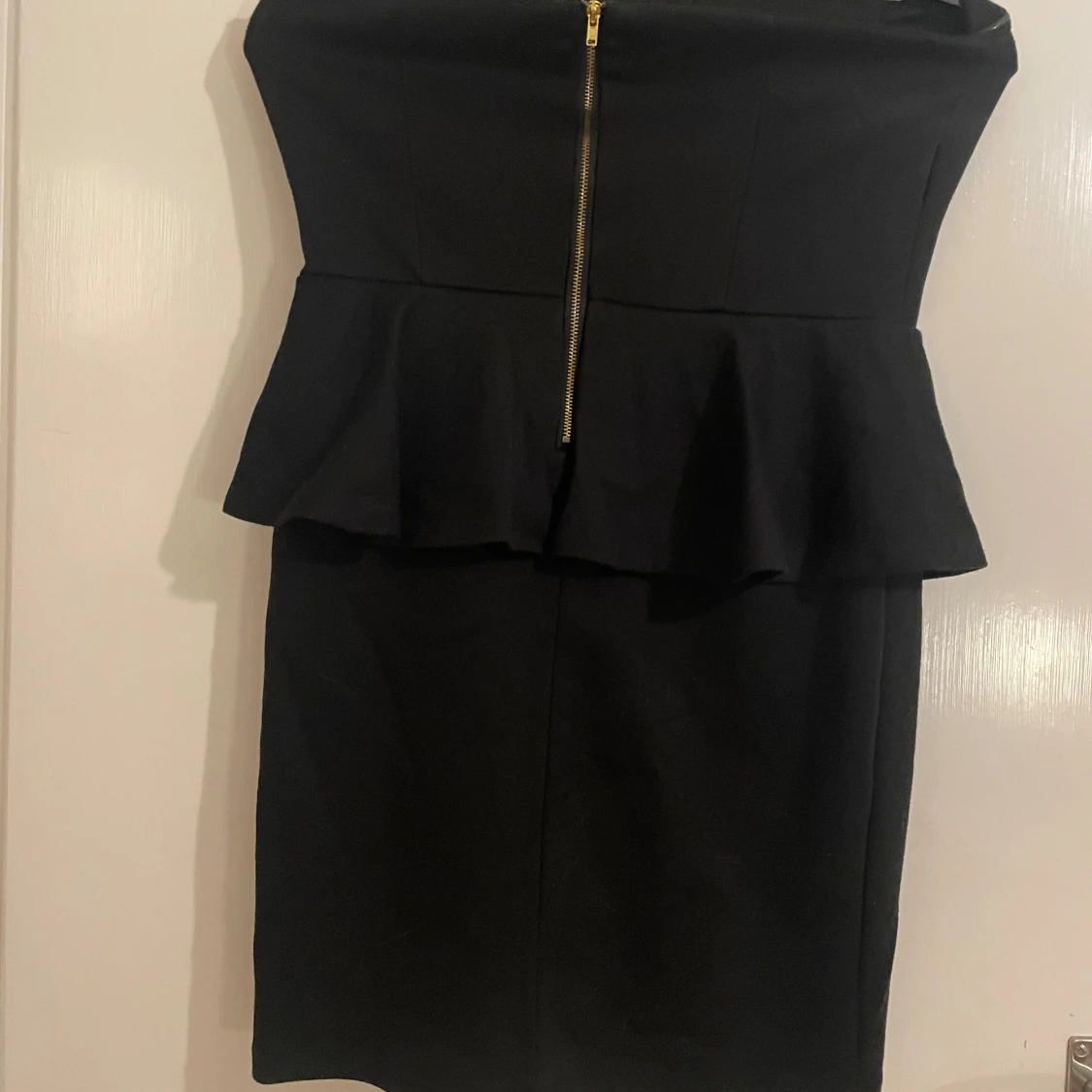 Svart axelbandslös peplumklänning - 1