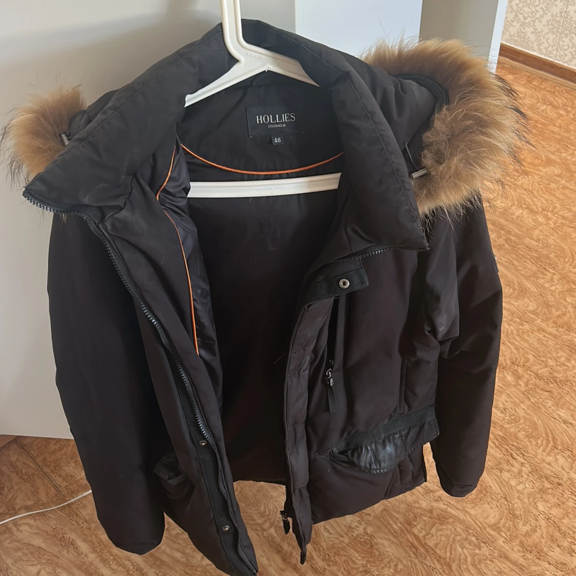 Svart parkas från Hollies med äkta päls  - 2