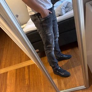 Replay jeans LIMITED EDITION - Säljer ett par limited edition Replay jeans i storlek W33. Jeansen är i nyskick och har mycket kvar att ge. Mitt pris är 1399 men tar bud! Nypris ligger på 2600.