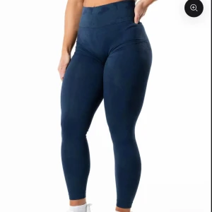 Tights från Relode - Snygga mörkblå tights från Relode i modellen prime scrunch camo. Säljes pga garderobsrensning. Nypris 699kr 🌟