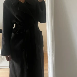 Kappa Zara - Brun kappa med skärp i midjan. Lite nopprig på framsidan men inget som syns jättetydligt 🩷passar xs/s