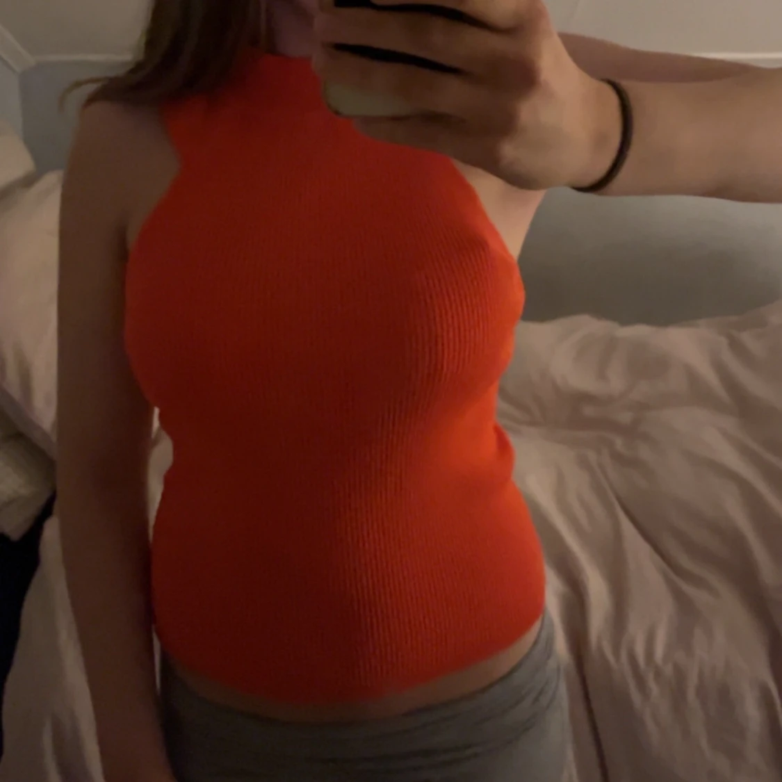 Orange ribbad stickad linnetopp