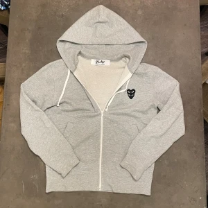  Comme des Garçons Play / CDG hoodie - Väldigt sparsamt använd CDG zip hoodie, passar perfekt nu till hösten när det börjar bli lite kyligt ute. Tröjan är i storlek S, kan även passa M. Vid ytterligare frågor är det bara att skicka ett dm 🤲