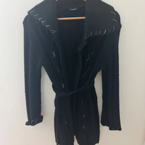 Svart kofta   - Svart kofta, väldigt tjock och skön, ger en mysig känsla, storlek M men S går oxå. 