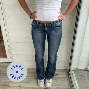 Ljusa jeans  - Ljusa jeans i storlek XS. Midjemått: 35x2 cm innerbenslängd: 75 cm. Snygga blå bootcut jeans från Big Star med låg midja. Jeansen har slitna detaljer och hål vid knäna som jag gjort själv. Klassisk femficksmodell och broderad bakficka. Köpte dom här på plick och dom är så snygga! Passar perfekt till hösten❤️org pris 600