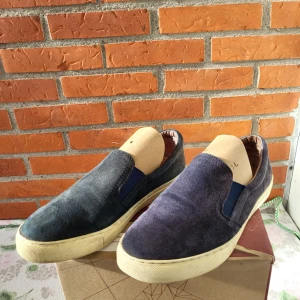 DASIA Slip-ons, navy Blå, Storlek 38 - Ett par bekväma slip-ons från Dasia. Perfekt för en avslappnad men stilren look. Skorna är i bra skick och redo för nya äventyr.