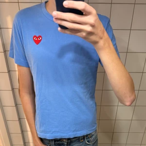 Comme des Garçons Play t-shirt - Blå t-shirt från Comme des Garçons Play som är i storlek M men passar mer som S då deras passformer är lite mindre. Den är i bra skick och Retail ligger på 1049 kr mittpris 450. Kan gå ner i pris vid snabb affär mvh Liam!😁