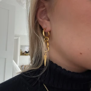 Guldörhängen Maria Nilsdotter - !!GÅR ATT KÖPA I PAR!!Säljer ett coolt guldörhänge från Maria Nilsdotter. Den har chunky ringar och hängande spetsiga detaljer som ger en edgy vibe. Kommer i original ask med logga. Perfekt för dig som gillar statement-smycken och vill sticka ut.