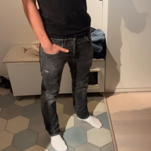 Jack and Jones - Säljer ett par riktigt goa jeans från JK med slitningar. Skriv om du har några frågor eller funderingar!!!