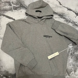 Grå Essentials Fear of God hoodie - Grå Essentials Fear of God hoodie som passar L M