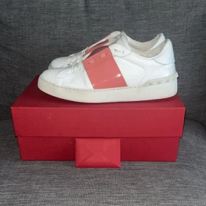 Valentino - Snygga Valentino Garavani Open sneakers i rosa I storlek 37. De är I mycket bra skick, låda samt äkthetsbevis medkommer. Hör av dig vid frågor!