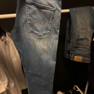 Replay Hyperflex Anbass ljusblå jeans - Säljer ett par Replay Hyperflex Anbass jeans i ljusblå tvätt. Jeansen har klassisk femficksdesign, smal passform och stretchigt material för extra komfort. Snygga detaljer med Replay-logga.                   Nypris ligger på ca 1800kr hör av er vid intresse Storlek 29/30