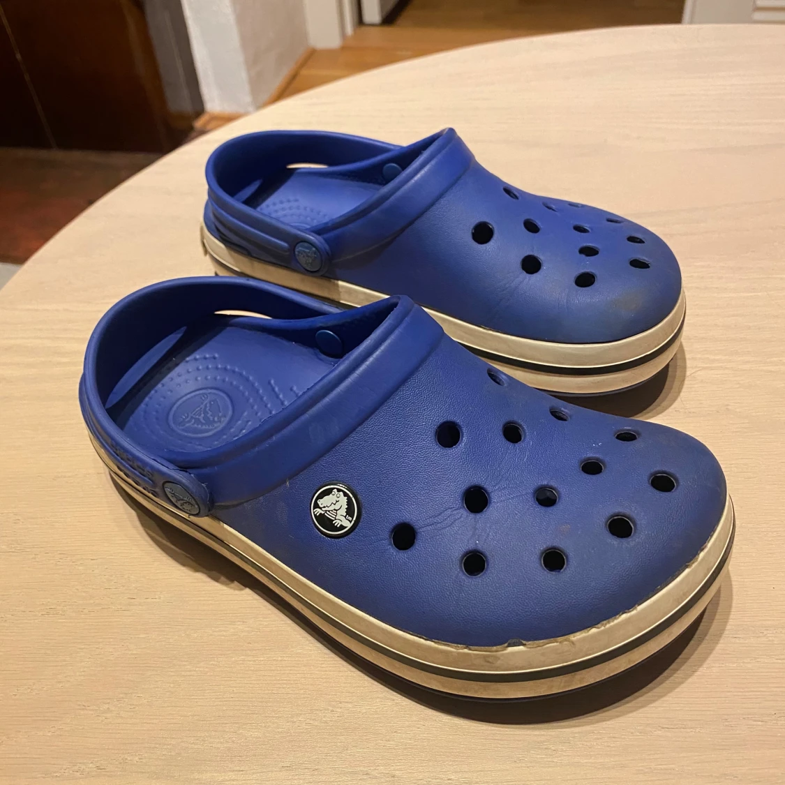 Blå Crocs sandaler med vit kant (barn)