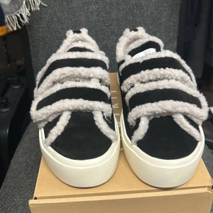 Inuikii sneakers  - Jättefin och mysiga skor nu till hösten/vintern🌨️💕 Nya helt oanvända  Färgen velcro black Nypris: 2800kr Pris går alltid att diskutera! Skriv ifall du vill veta något!💕