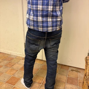 UNIKA Nudie jeans - Säljer ett par unika nudie jeans med väldig snygg färg. Jeansen är i storlek 29/32 perfekt för dig som söker en lugn men unik look. Priset är inte hugget i sten. Nypris:1699 mitt pris:699. Vid frågor och funderingar är de bara att skriva.