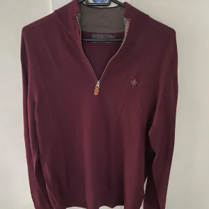 NY SKICK Morris half zip 100% merino ull - Säljer en helt ny Morris half zip i 100% merinoull i vinröd färg, storleken är M, modellen är ca 180cm lång. Hör av dig vid funderingar!