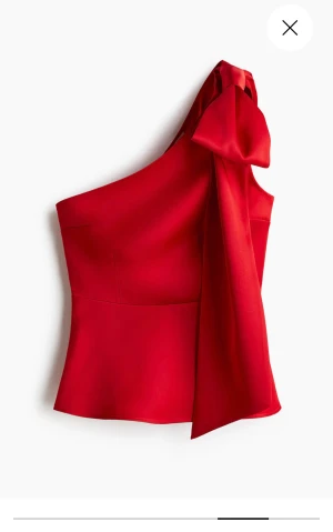 SÖKER DENNA TOPP!! - Hejsan, ja söker denna topp från h&m i antigen xs eller xxs, då den är slut att köpa online och i butik. Hör gärna av er om ni vill sälja och är ganska villig på pris