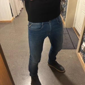 Replay Jeans  - Härligt snygga Replay ANBAS som alldrig är fel! Sick: 10/10. Modell: ANBAS. Matrial: 100% bomull. Storlek: W31 | L34. A= 41,5cm , B= 103,5 cm. Hör gärna av dig med frågor, jag svarar snabbt😉