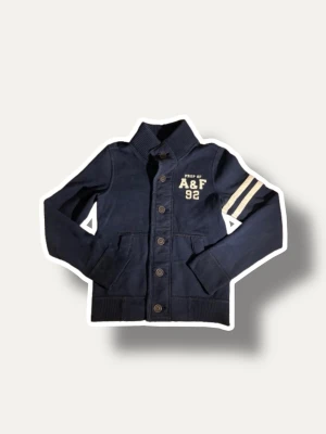 Fodrad Abercombie & Fitch Cardigan  - Nu säljer vi en otroligt fin och efterfrågat Abercombie & Fitch cardigan i absolut bästa skick. 🤗Tveka inte på att höra av dig vid minsta fundering!🤠🥇