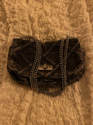 Snygg jeans väska - Köpt i butiken stradivarius i Spanien, super snygg och smidig!!😍🥳🤩