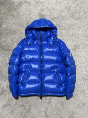 Moncler Maya  - Moncler Maya, storlek 1/s, skick 9/10, välldigt snygg färg som är sellsynt, kvitto medföljer vid köp, nypris 18000kr, vid funderingar hör av er.