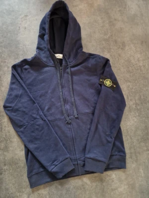 Stone island zip hoodie - Nyskick men ena knappen till patchen har varit omsydd