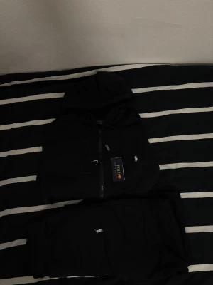 Hoodie och byxor från Polo Ralph lauren - Helt nya alldrig använda, hör av dig om du har några frågor.