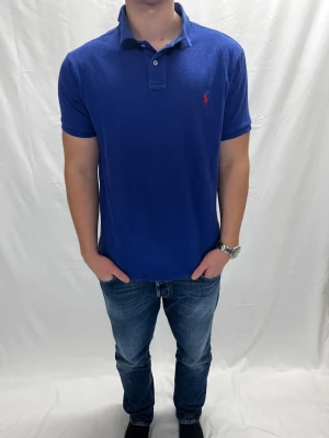 Ralph Lauren Pike blå - Skick 8/10 syns på bild / Storlek XL slim fit men passar även stor L / Modellen är 183 cm / Bara att höra av sig vid frågor eller intresse!