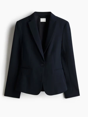 Svart Blazer - Den är köpt på hm för 399kr, använd en gång. Den är i storlek xs. Den är köpt för 2 veckor sen ungefär men de va ett akut köp och den fanns bara storlek xxs & xs kvar så jag bara tog den utan att testa, så självklart skulle den va för liten TYVÄRR. Älskar formen på den. Ska köpa en ny själv i storlek S så därav att ja säljer den nu!! 