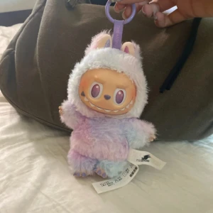 Lila Labubu  - Säljer en äkta Labubu med box i och kort kvar, det är från big into energi seriern och man kan se att den är äkta för qr koden och andra saker, jag köpte den från en resaler för 600 ungefär och knappt använd, mjuk och fin