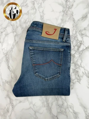 Jacob Cohën 33 - Ljusblåa Jacob Cohën Style 620 jeans i storlek W33 i mycket bra skick. Tveka inte på att höra av dig för fler bilder eller vid minsta fundering! Självklart äkta. Skick: 9,5/10 | Mått A: 44cm | Mått B: 104cm | Mått C: 80cm