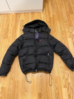 Polo Ralph lauren dunjacka - Säljer en helt ny polo jacka perfekt nu till vintern. 