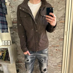 J.lindeberg Field Jacket - Bra skick, två defekter så be om bilder! Storlek  L passar dig som är mellan 180-190cm ungefär.  ca 4000kr. Modellen är 185 cm, 79 kg. Passar bra nu till vintern. Skriv för mer information!🤝
