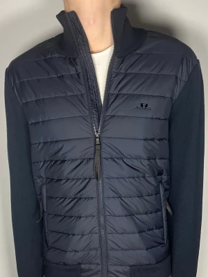 J.Lindeberg cardigan - Säljer en riktigt snygg och trendig J.Lindeberg cardigan i fint skick, storlek L, vid frågor är det bara att skriva //Gramenti