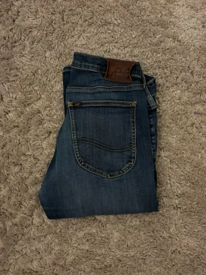 Lee Jeans 32/34  - Till salu! Säljer ett par schyssta Lee Jeans i storlek 32/34 i modell ”Luke”. Ett par riktigt snygga jeans i bra skick till bra pris. Tveka inte att höra av dig som kund vid frågor eller frågeställningar kring varan! 🙏