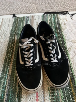 Vans - Säljer då de blivit för små för mig. Använda mycket då loggan där bak åkt av på skorna. De är slitna men fortfarande hela och funkar🥰