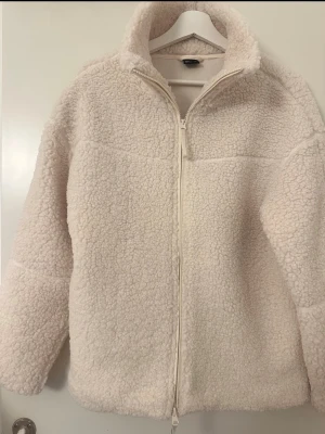 Vit teddyjacka - använd 1 gång!! Säljer pga att den aldrig kommit till en användning mer än 1 gång🩷