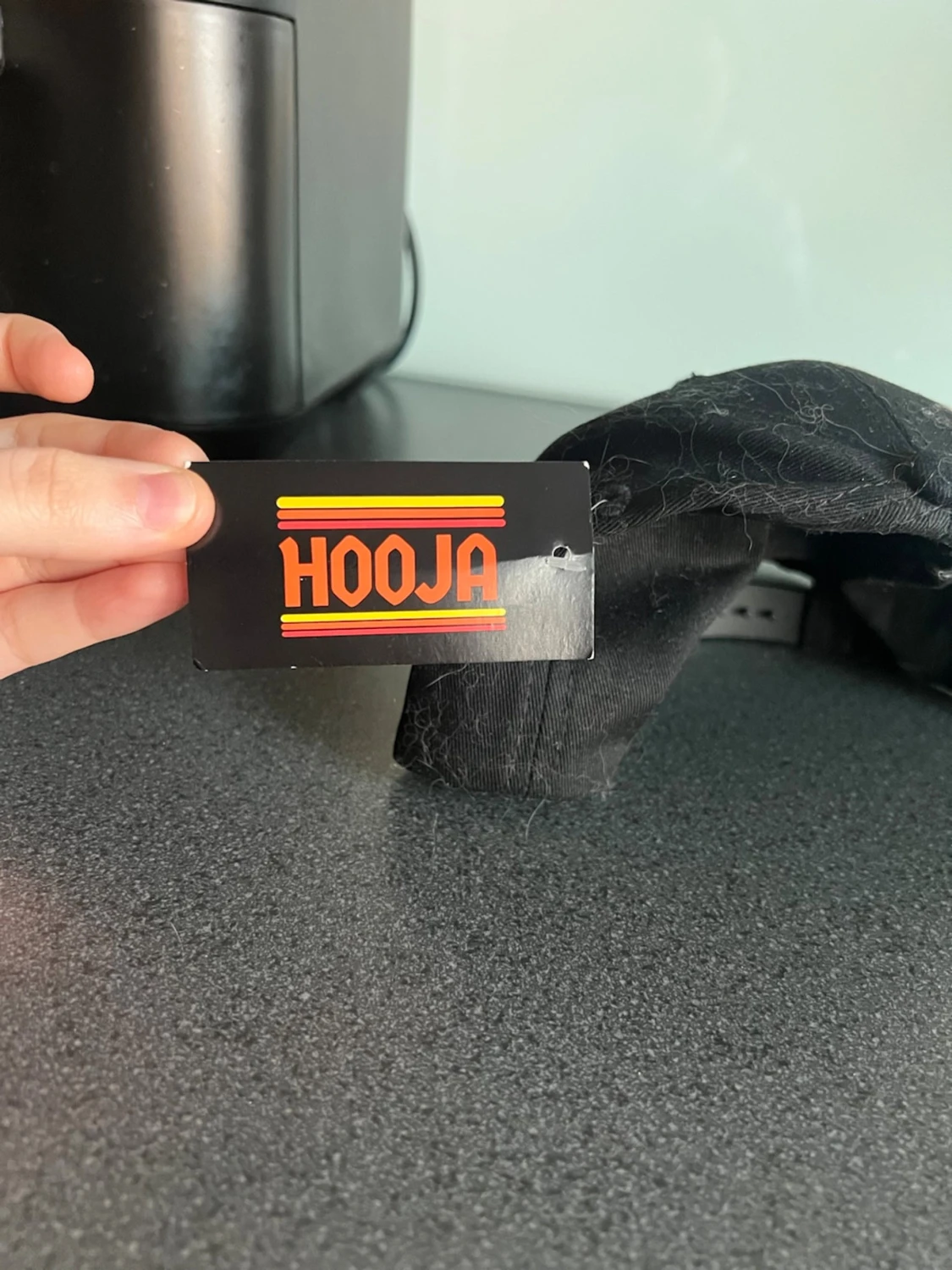 Svart Hooja keps med justerbar rem - 1