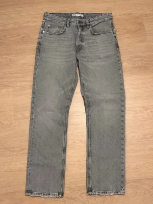Grå jeans - Very nice straight fit jeans. Best fit but sadly not sold anymore on zara. 