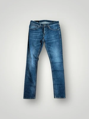 Dondup George Jeans - Tja säljer nu dessa riktigt snygga Dondup jeansen i storlek 32 där nypriset är cirka 4000kr och modellen är George, skick 9/10 vid minsta lilla fundering så är det bara att höra av sig!  Mvh Santén