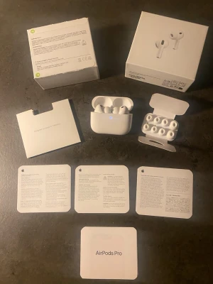 AirPods PRO 3  -  AirPods Pro 3 de har Brusreducering, topp-ljud & perfekt passform 🎧  Säljer AirPods Pro 3 i mycket bra skick.  Fantastisk ljudkvalitet med kraftfull brusreducering, bekväm passform och smidig anslutning till iPhone. Perfekta för både vardag, resor och träning.  Förpackningen är öppnad och hörlurarna är endast använda 1–2 gånger – inga repor eller slitage, fungerar felfritt.