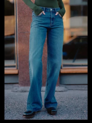 Blå wide jeans med raka ben - Tyvärr lite nertrampade längst ned annars jättefint skick! Passar M