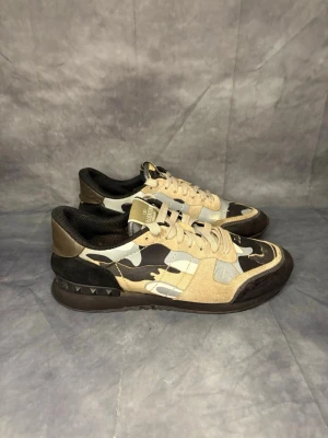 Valentino Rockrunner sneakers  - Tja! Säljer dessa fina rockrunners till otroligt bra pris. Dem är självklart äkta. Tappat färg på vissa ställen och se näst sista bilden. Dem är storlek 43 men passar även 42