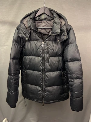 Ralph Lauren vinterjacka  - Säljer denna sjukt snygga och trendiga Ralph Lauren jacka! Size L fits M-L. Modellen är 179 den är för stor. Passar ca 184-192cm! Skick:8/10 bra skick men finns några defekter. Kan gå ner i pris vid snabb affär! Hör av dig vid minsta fundering 🤩
