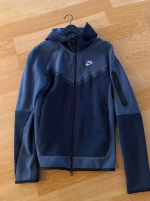 Nike tech fleece Blå - Blå Nike tech fleece i grym kvalité knappt använd