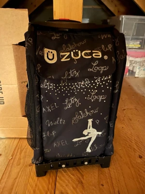 Konståknings väska zuca  - Svart zuca väska svart ram samt insats ”ice Queen” som är en väldigt mörk blå färg. Utseende mässigt ser den fin ut men handtaget är lite trögt ibland. Hjulen fungerar som de ska och lyser i olika färger när den rullas. Nypris för båda delar 3190kr. Säljes för 1500kr. 